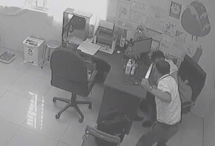Bác sĩ đâm đồng nghiệp trong phòng khám ở Đồng Nai- Ảnh 1.