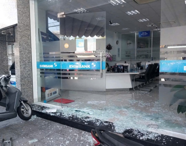 Clip vụ cướp ngân hàng táo tợn giữa ban ngày tại Tp.Vũng Tàu- Ảnh 1.