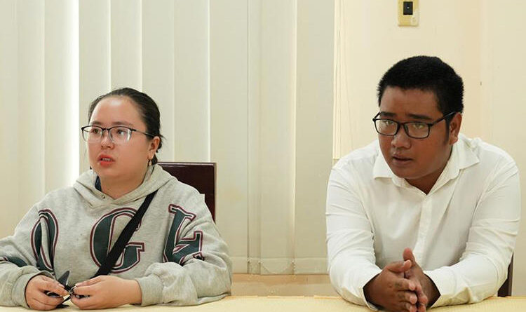 Trần Thị Huỳnh Như (trái) và Danh Lợi tại cơ quan công an. Ảnh: Công an Hậu Giang