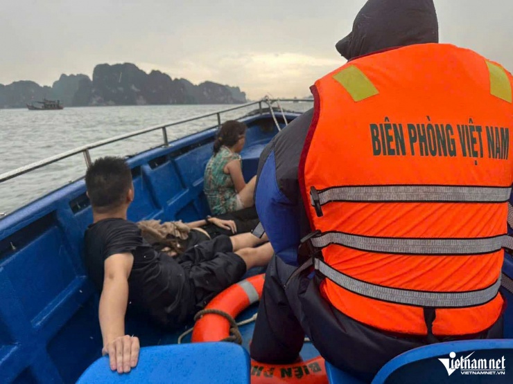 Thuyền viên và khách du lịch được lực lượng chức năng cứu vớt. Ảnh Đ.X