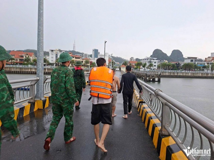 Các hành khách, thuyền viên được đưa về đất liền để chăm sóc. Ảnh: Phạm Công
