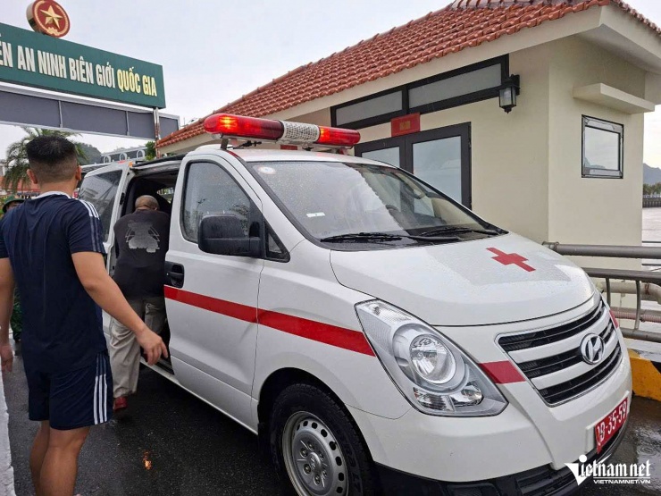 Lực lượng chức năng đang tiếp cận hiện trường cứu người bị nạn trên tàu. Ảnh: Phạm Công