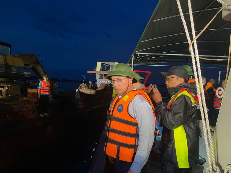 Cập nhật vụ lật tàu ở Quảng Ninh: Vớt được 34 thi thể, Phó Thủ tướng trực tiếp đến hiện trường - 11
