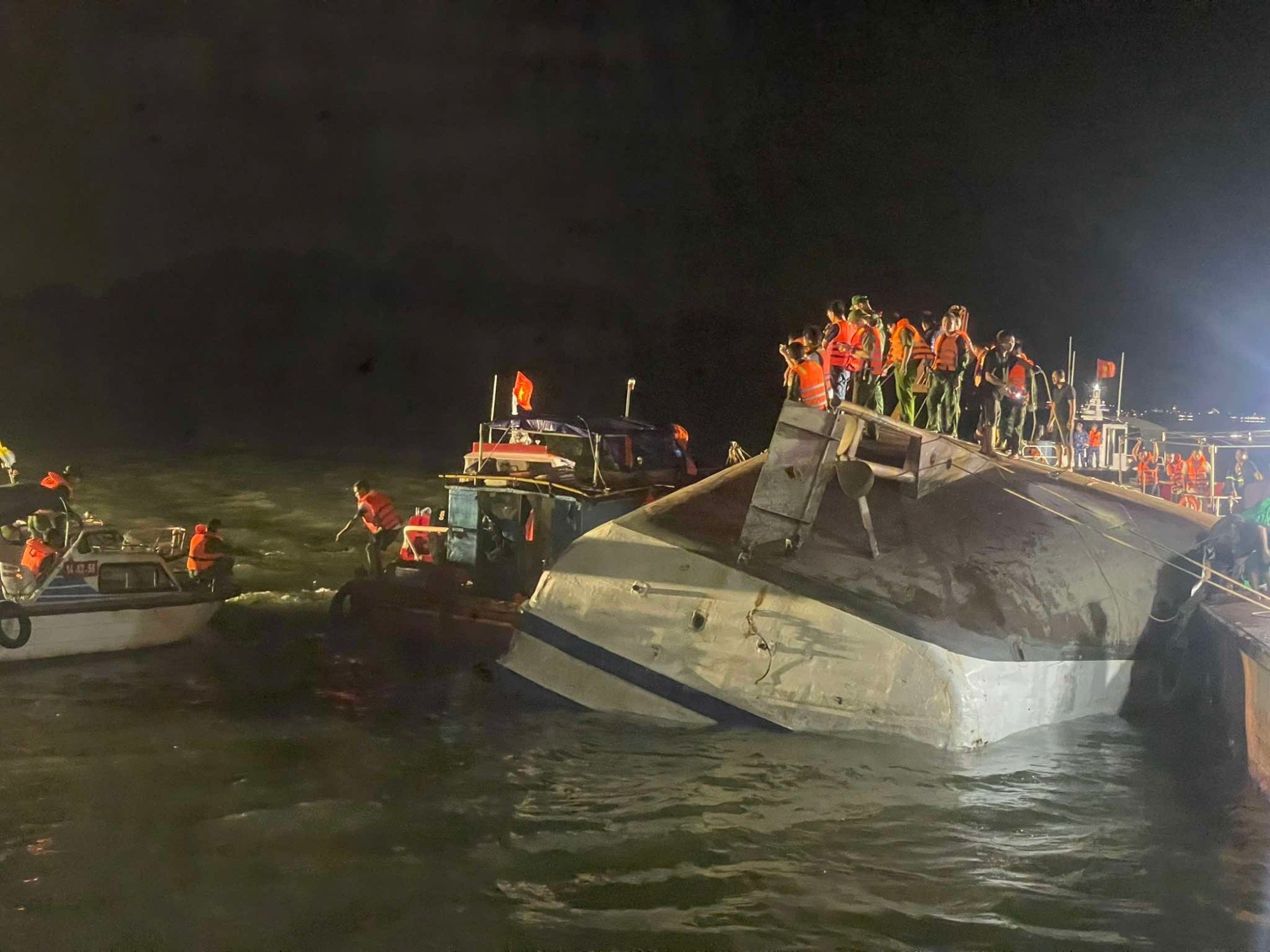 Một phần tàu đã nổi lên. Ảnh: Phạm Công