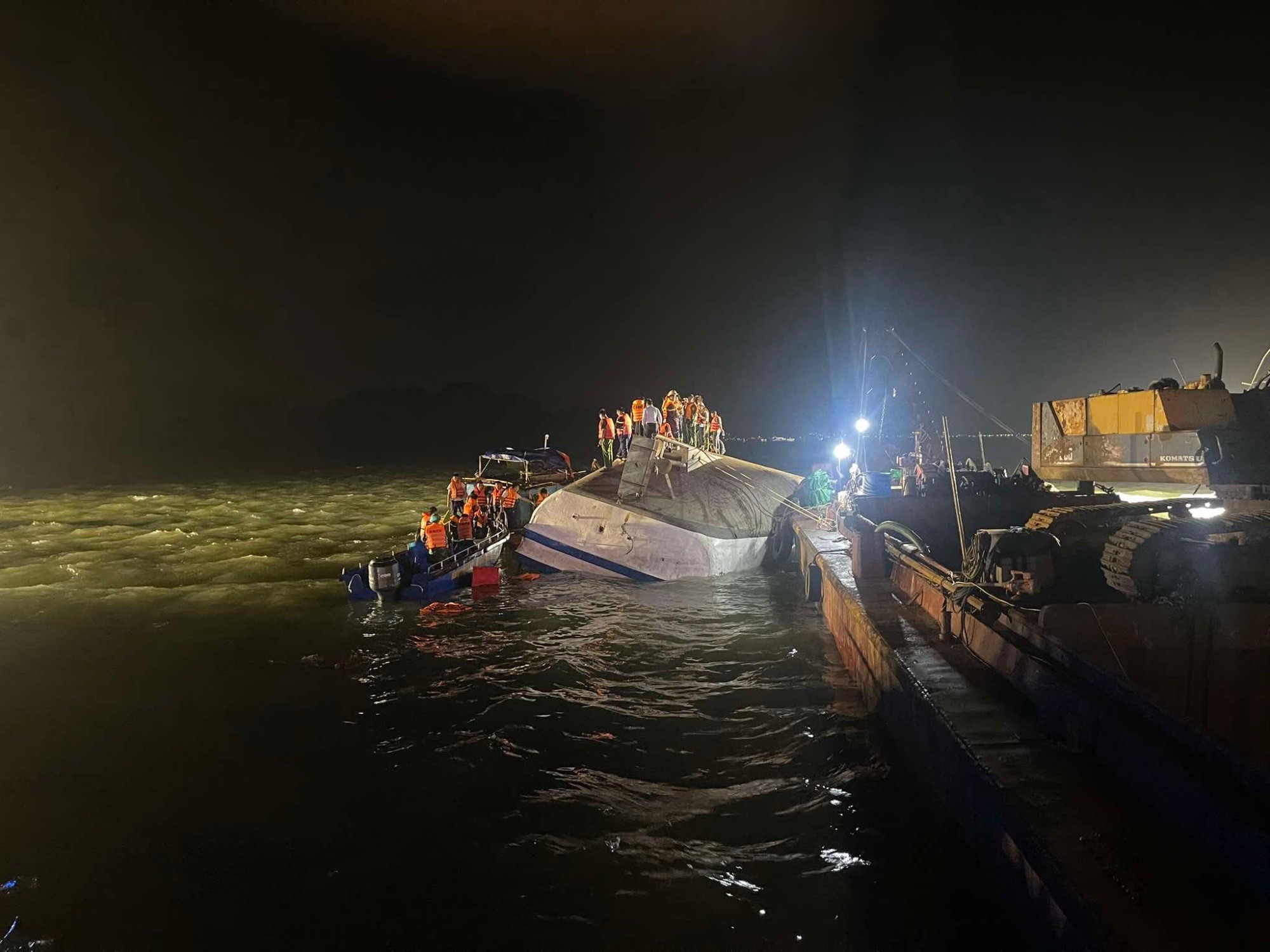 Cập nhật vụ lật tàu ở Quảng Ninh: Vớt được 34 thi thể, Phó Thủ tướng trực tiếp đến hiện trường - 3