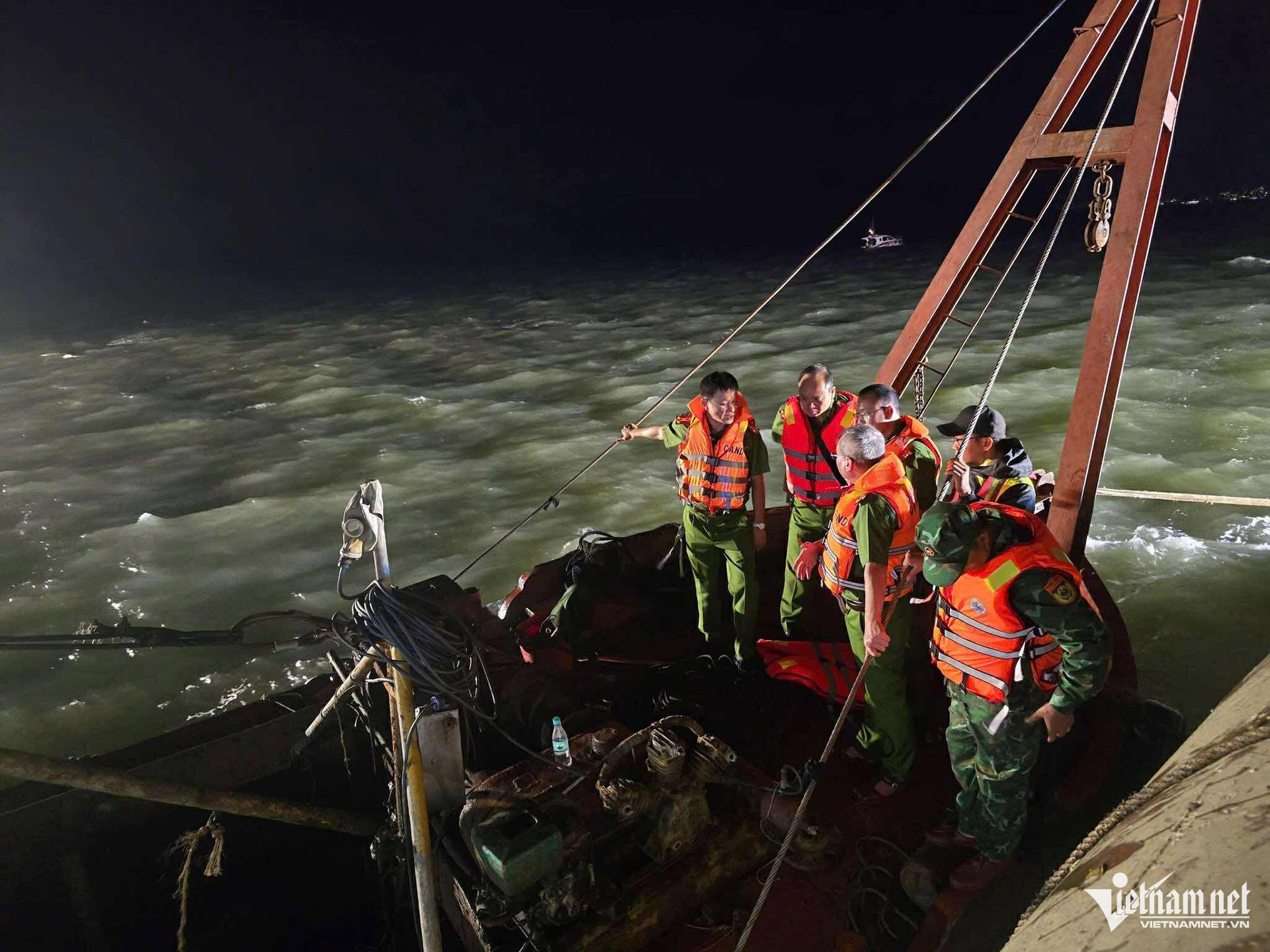 Cập nhật vụ lật tàu ở Quảng Ninh: Vớt được 34 thi thể, Phó Thủ tướng trực tiếp đến hiện trường - 2