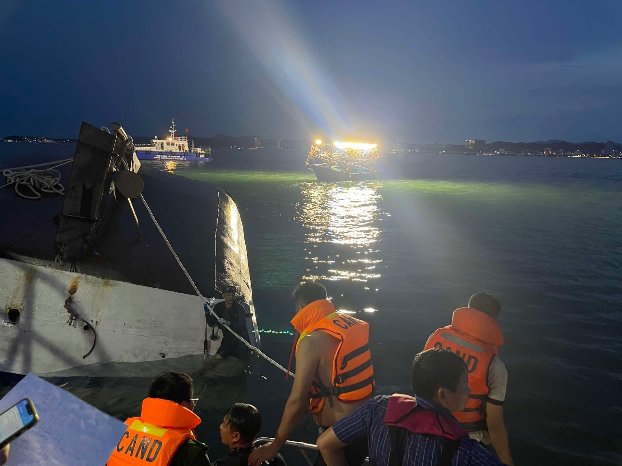 Cập nhật vụ lật tàu ở Quảng Ninh: Vớt được 34 thi thể, Phó Thủ tướng trực tiếp đến hiện trường - 10