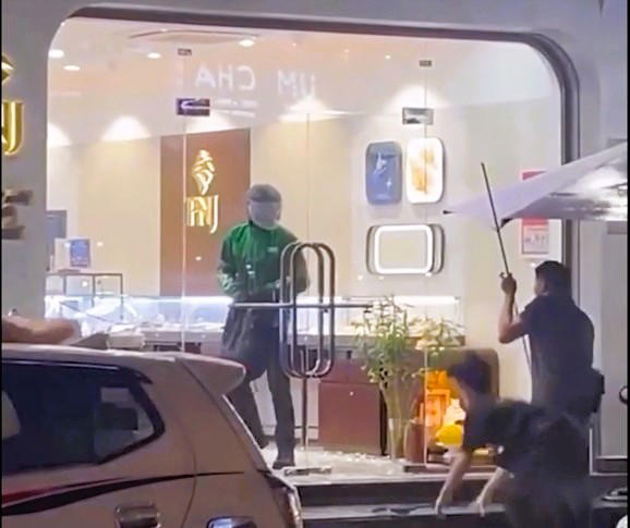 Nam thanh niên táo tợn đập kính cướp vàng giữa phố đông người ở Đà Nẵng. Ảnh: Trường An