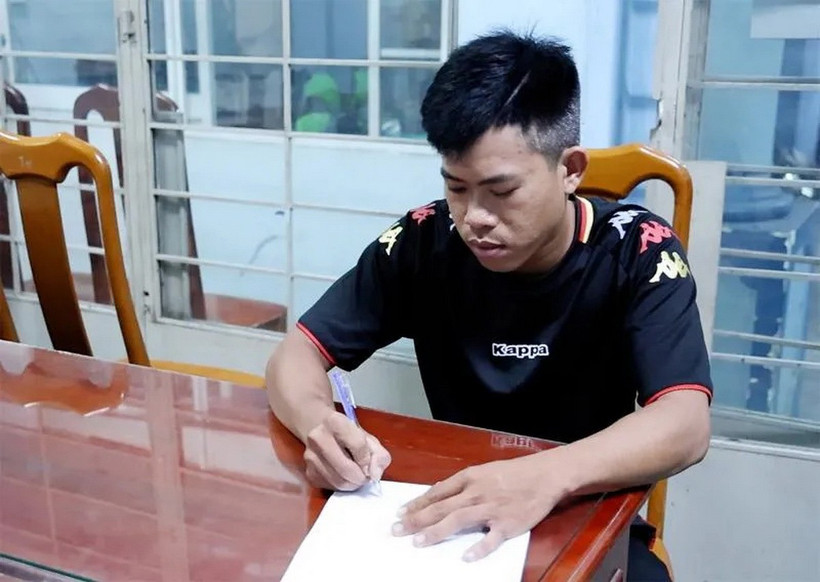 Đối tượng Lê Trần Trung Tín tại cơ quan điều tra. (Ảnh: Cơ quan Công an cung cấp)