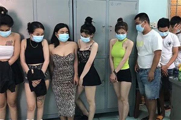 Bắt nhóm dân chơi bay lắc cùng dàn gái gọi-1