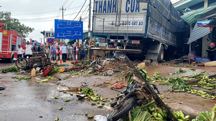 Xe tải lao vào chợ, ít nhất 3 người chết, nhiều người bị thương- Ảnh 1.