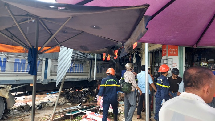 Xe tải lao vào chợ, ít nhất 3 người chết, nhiều người bị thương- Ảnh 2.