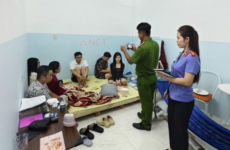 Bắt quả tang 9 con nghiện đang “phê” hàng đá -1