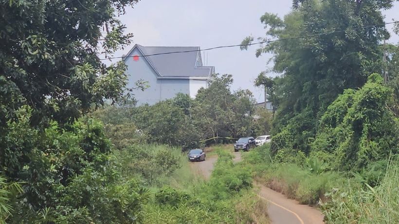 Căn nhà nạn nhân có địa hình hiểm trở, xung quanh ít người sinh sống. (Ảnh: Thanh niên)