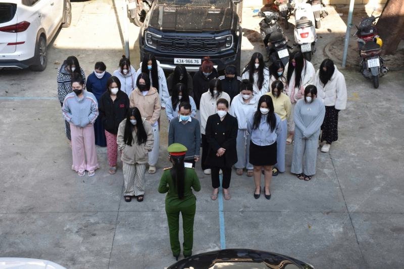 Triệt phá 2 ổ mại dâm núp bóng cơ sở massage tại khách sạn Mường Thanh và Samdi -0